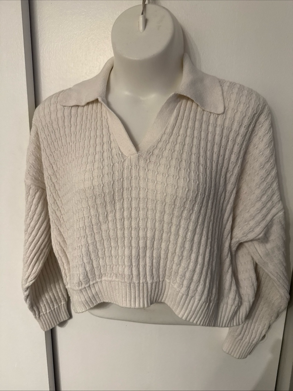 Hollister Collared Cream V‑Neck Cropped Cable Knit Sweater XL